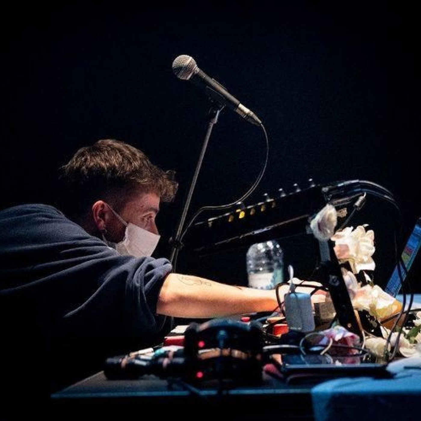 Dalt d'un escenari, darrere o davant. On sigui, però prop de la música episode artwork