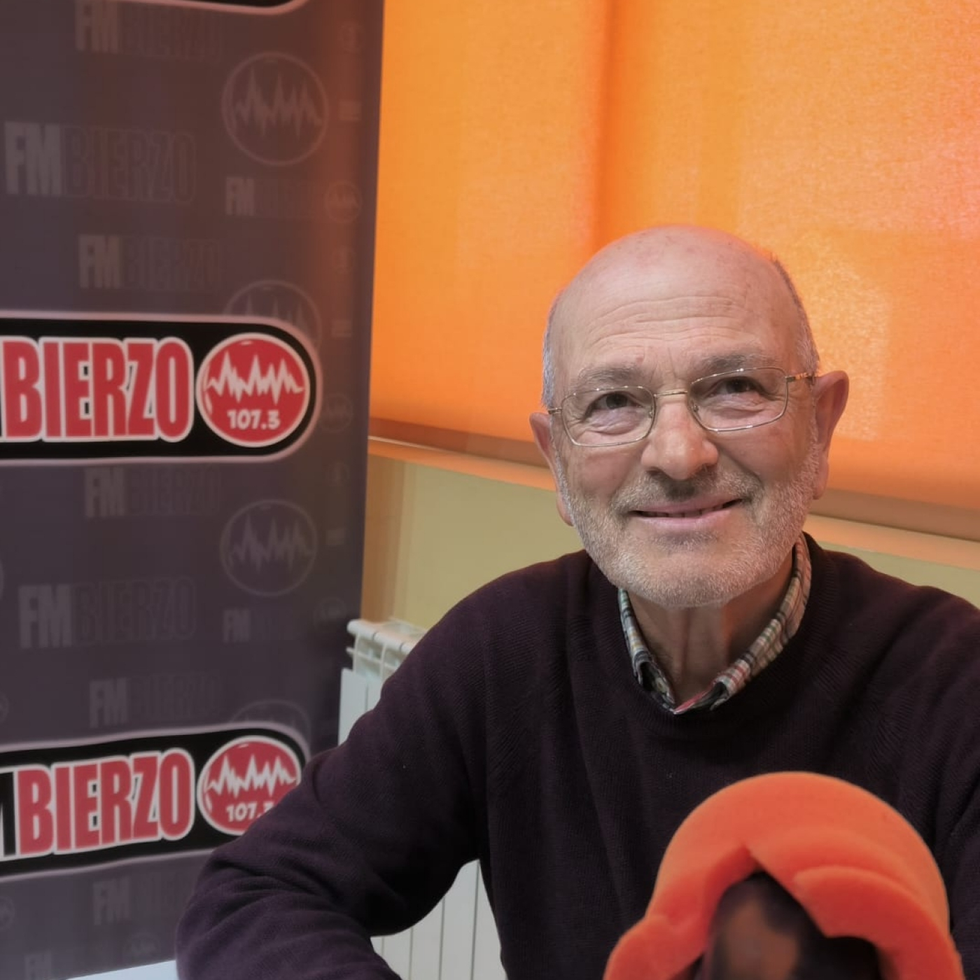 Juan Manuel Garrido es cantautor y autor de varios libros, y hoy ha interpretado dos temas con su guitarra episode artwork