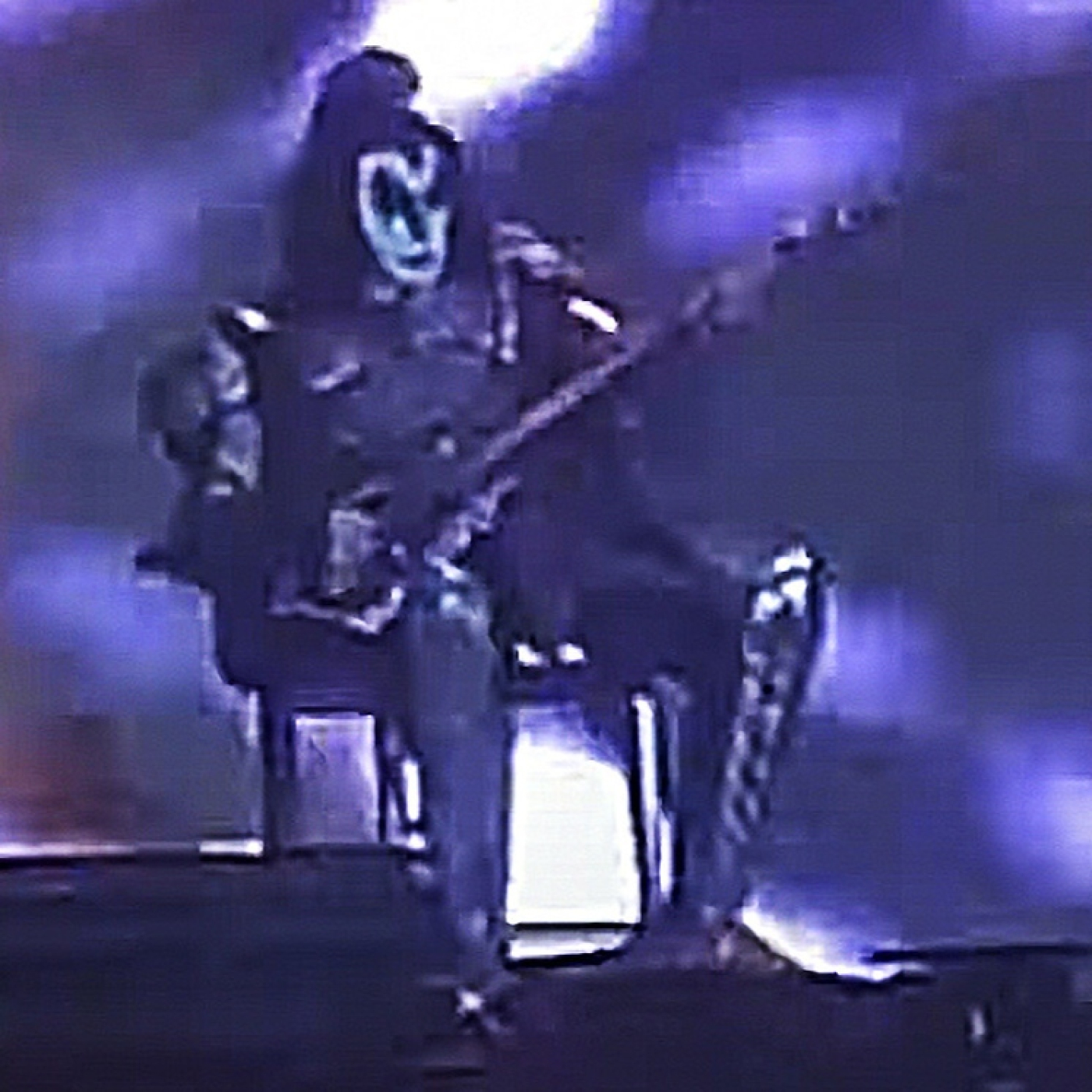 Gene Simmons de KISS se enferma durante el concierto en Brasil. Actúa mientras está sentado. episode artwork