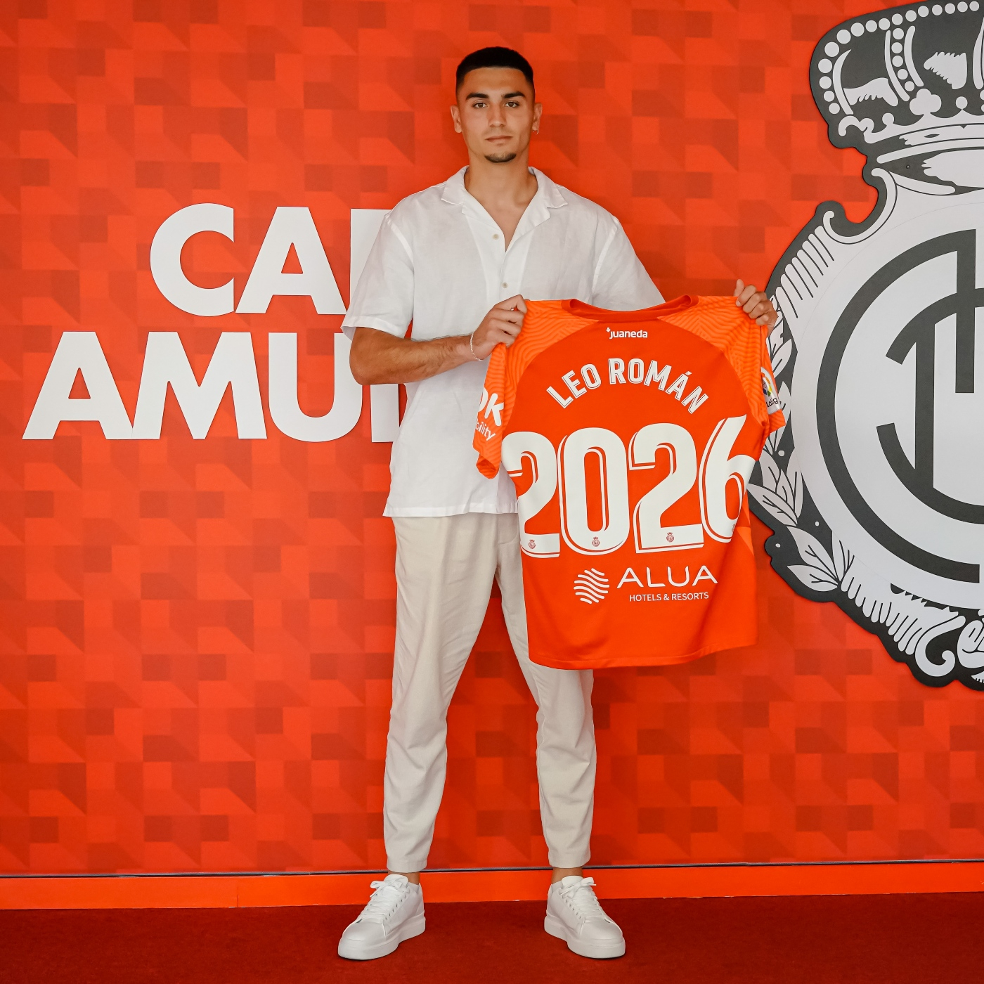 Leo Román renueva hasta el 2026