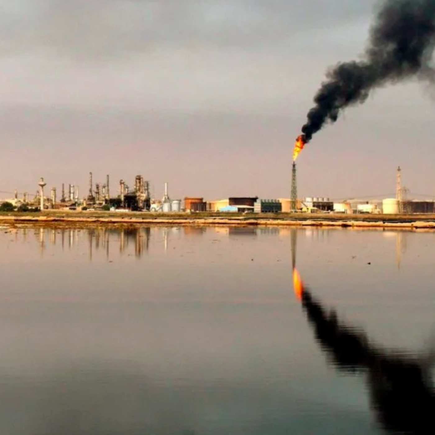 El petróleo roza los 100 dólares y agita las bolsas | Resumen diario de mercados episode artwork