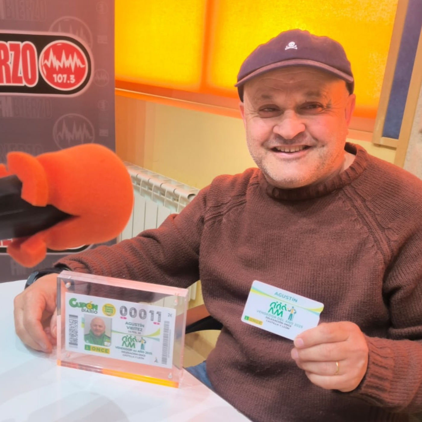 Agustín Viéitez, Tino, es un vendedor de la ONCE que ha sido galardonado con el título de Vendedor del año