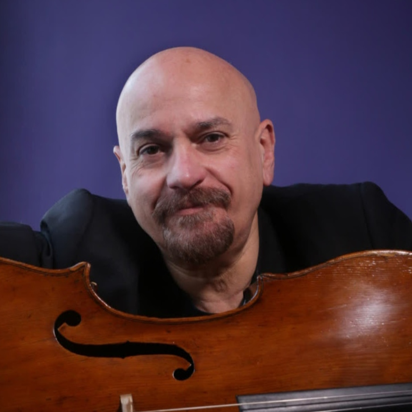 Néstor Tedesco, violonchelista y director orquestal. Dirige la Orquesta Aeropuertos Argentina Conexion 12-12-2025