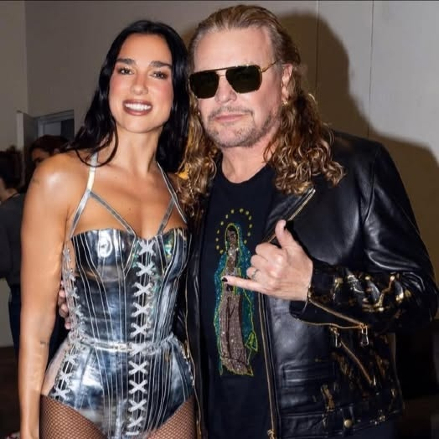 Escucha a Dua Lipa cantando ‘Oye mi amor’ con Fher de Maná en México. También interpretó 'Bésame Mucho'. episode artwork
