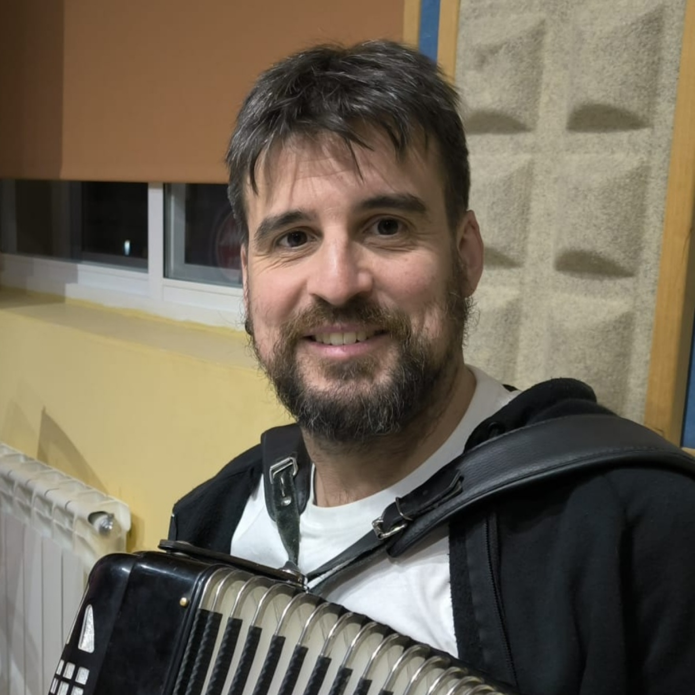 Hoy, dentro de la sección dedicada a la promoción de los artistas bercianos, nos visitó Carlos Huerta con su música. episode artwork