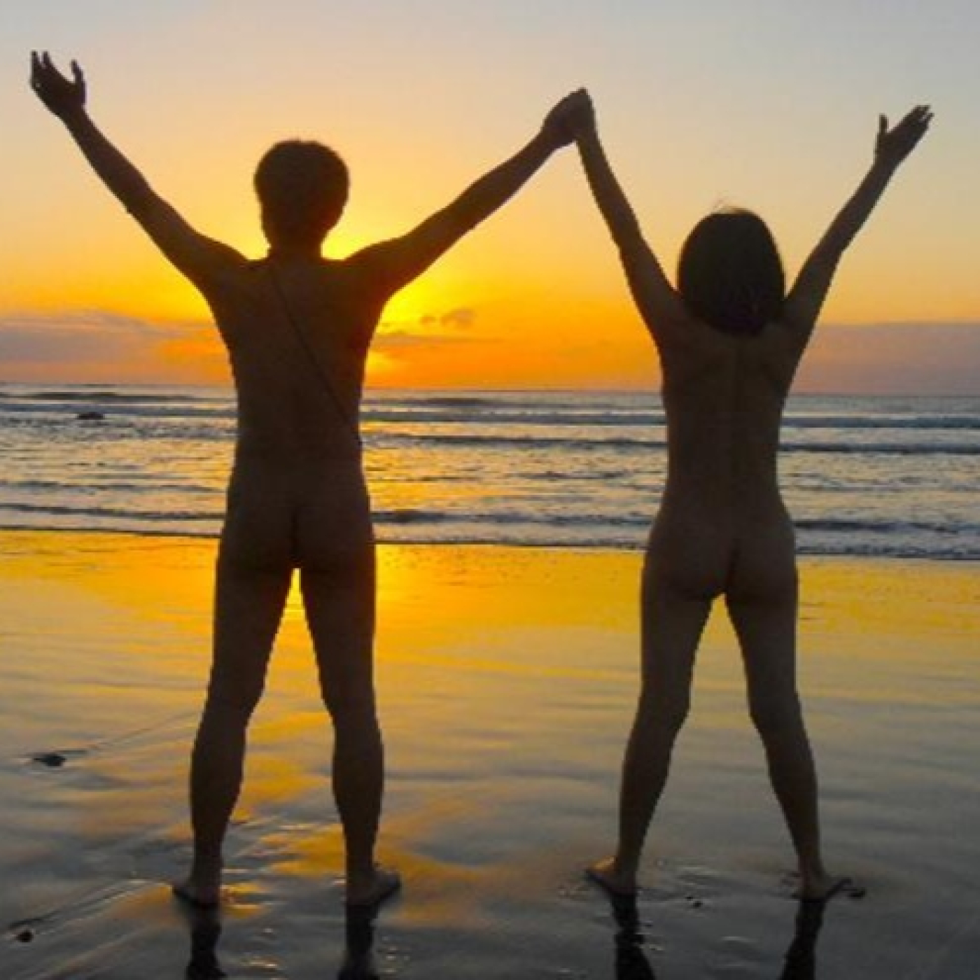 En una playa nudista