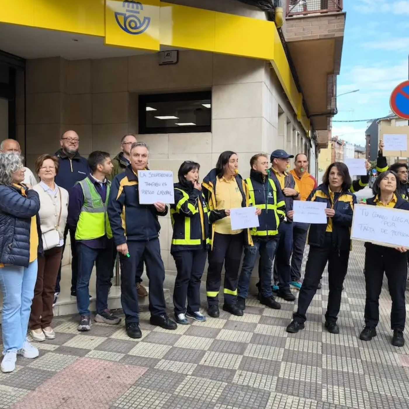 Judith Carud pertenece al Sindicanto Libre de Correos ha explicado durante la protesta por la falta de personal