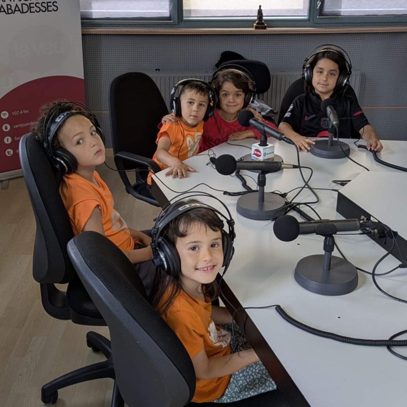 L'alumnat de Primària de l'IE Mestre Andreu, apicultors per un dia episode artwork