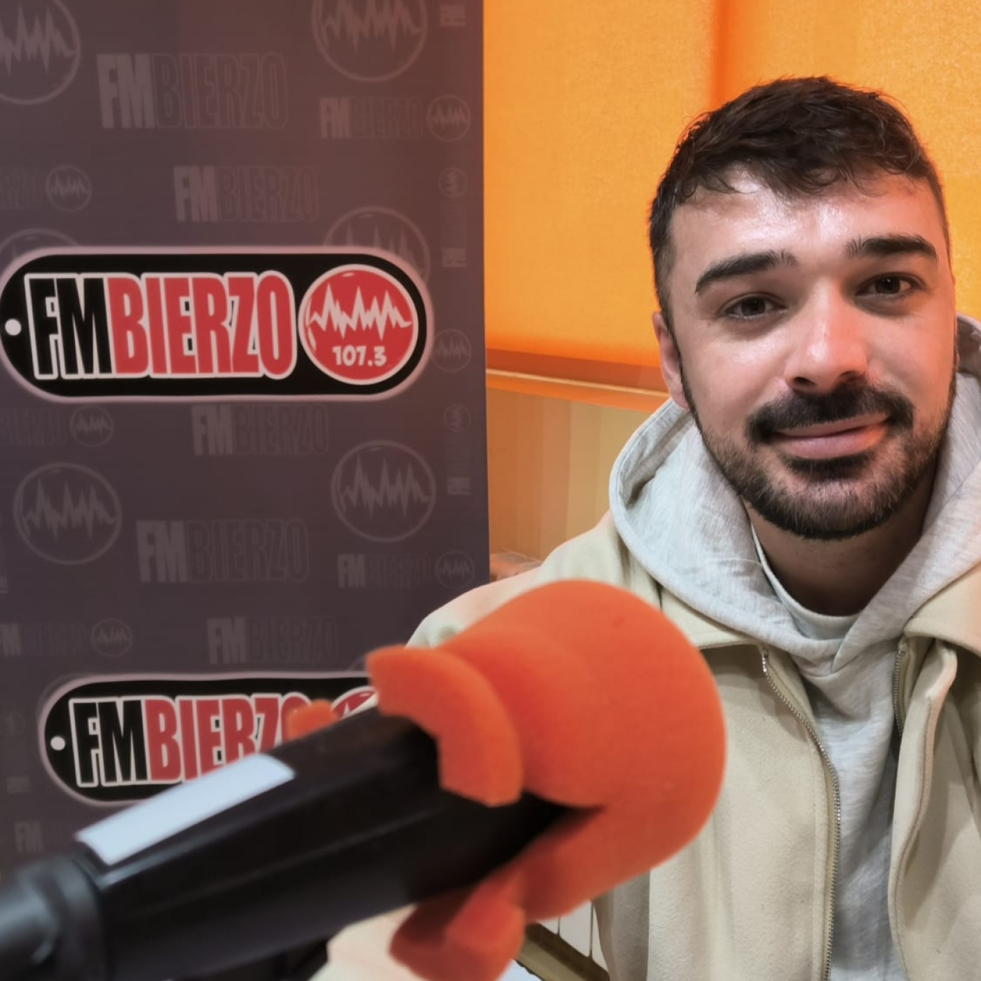 Fre García es un cantautor indempendiente, con un pie en lo emocional y otro en la necesidad de contar