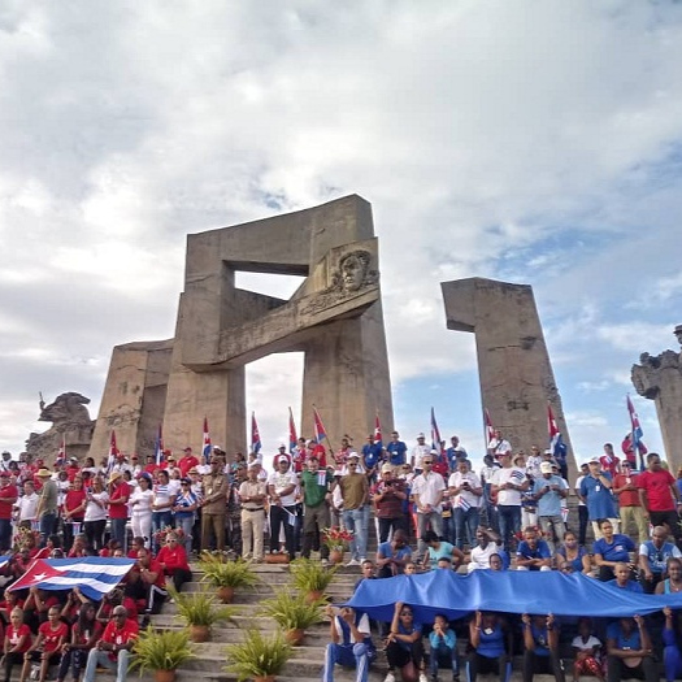 Desfilan guantanameros en el Día Mundial del Proletariado