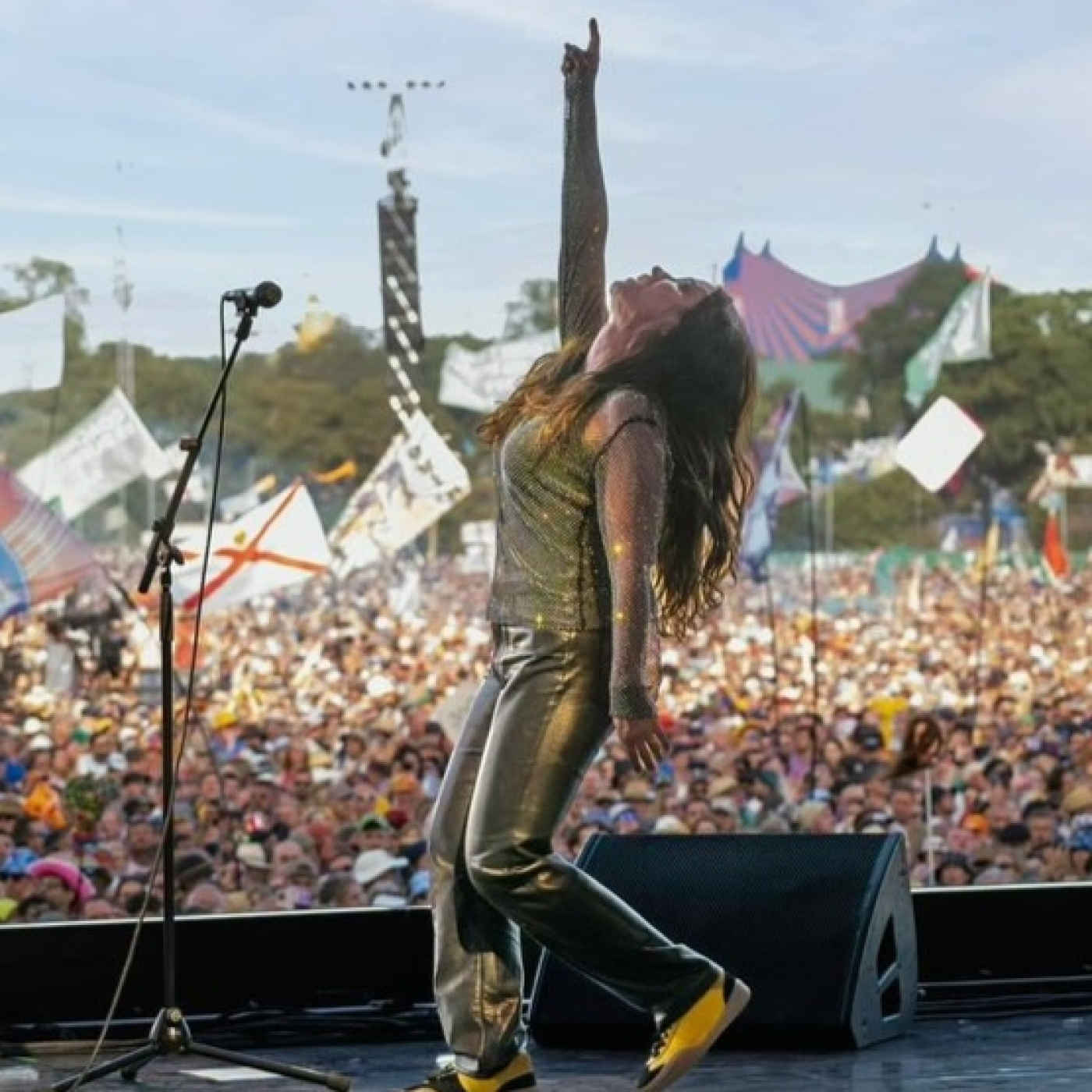 Glastonbury 2025 brilló con una ecléctica mezcla musical con Lewis Capaldi, Alanis Morissette, The 1975 y más. episode artwork