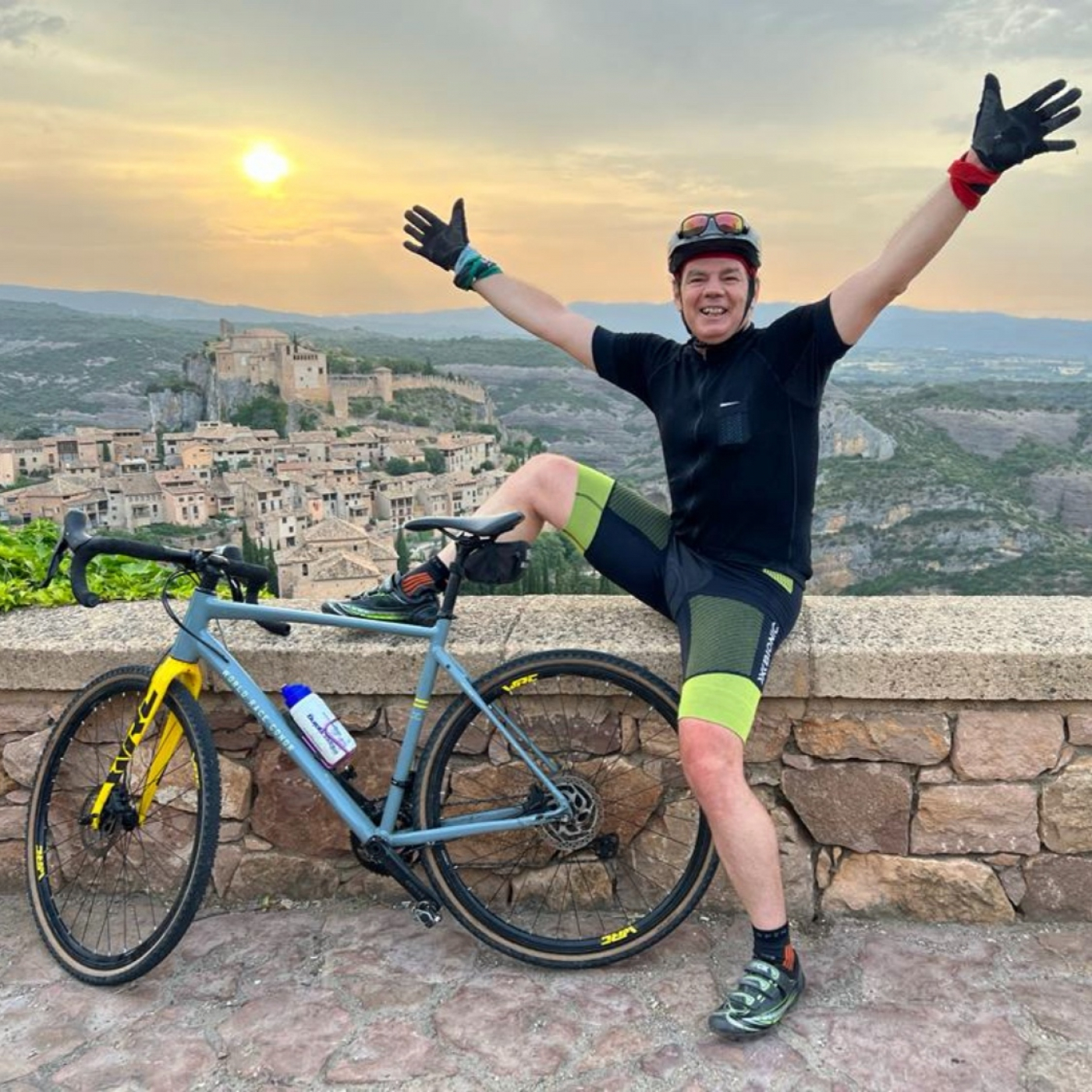 TOUR DE GUARA: Travesía reina del cicloturismo en Sierra de Guara, con 230km/D+4.000m. Corinne y Mayayo en Radio Trail