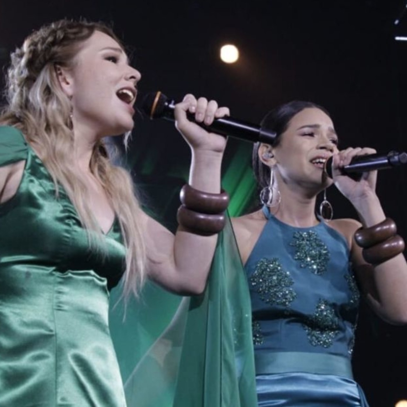 Angie Flores Y Susy Ortuño Aquí Estoy Yo