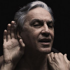 Tentando descobrir que música de Caetano é essa.