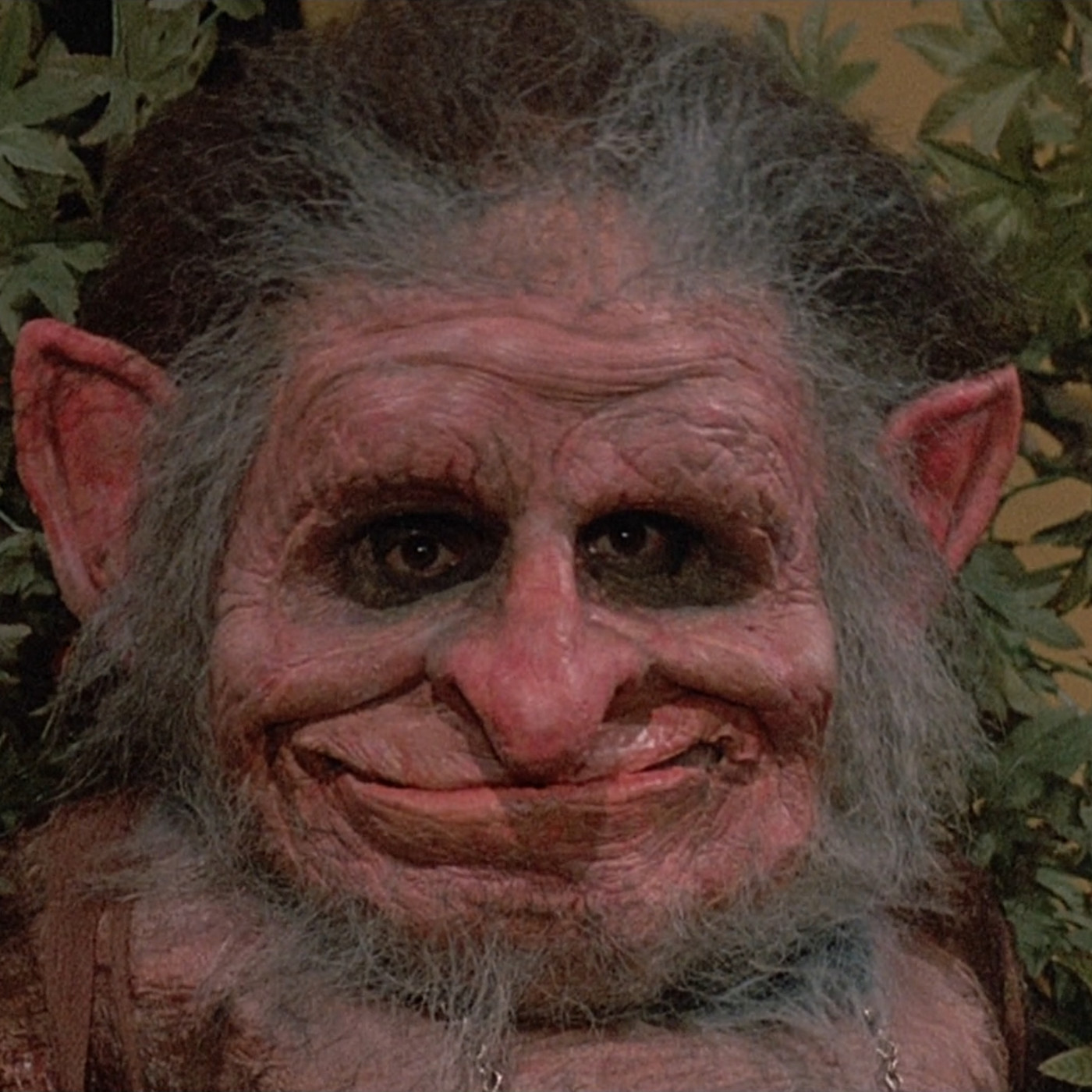 La ultima estantería a la izquierda