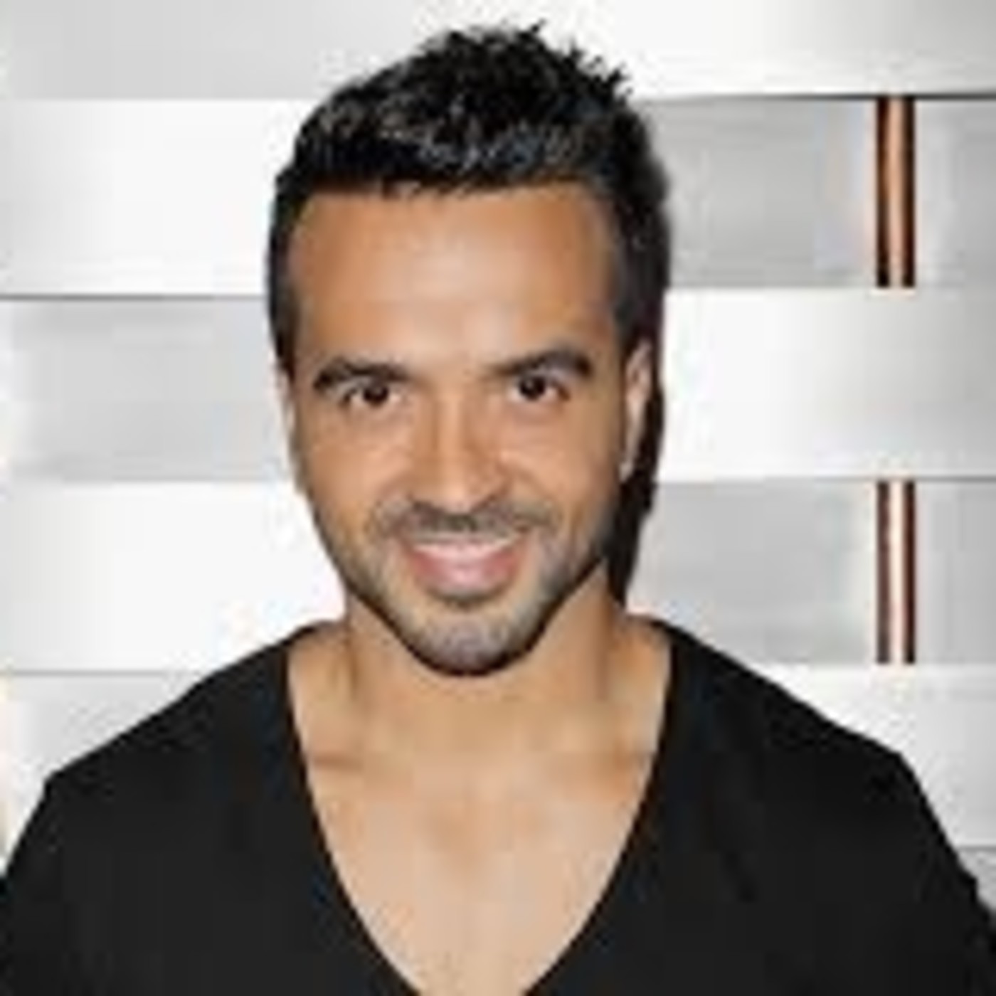 LUIS FONSI EN NOCHE DE ROMANCE